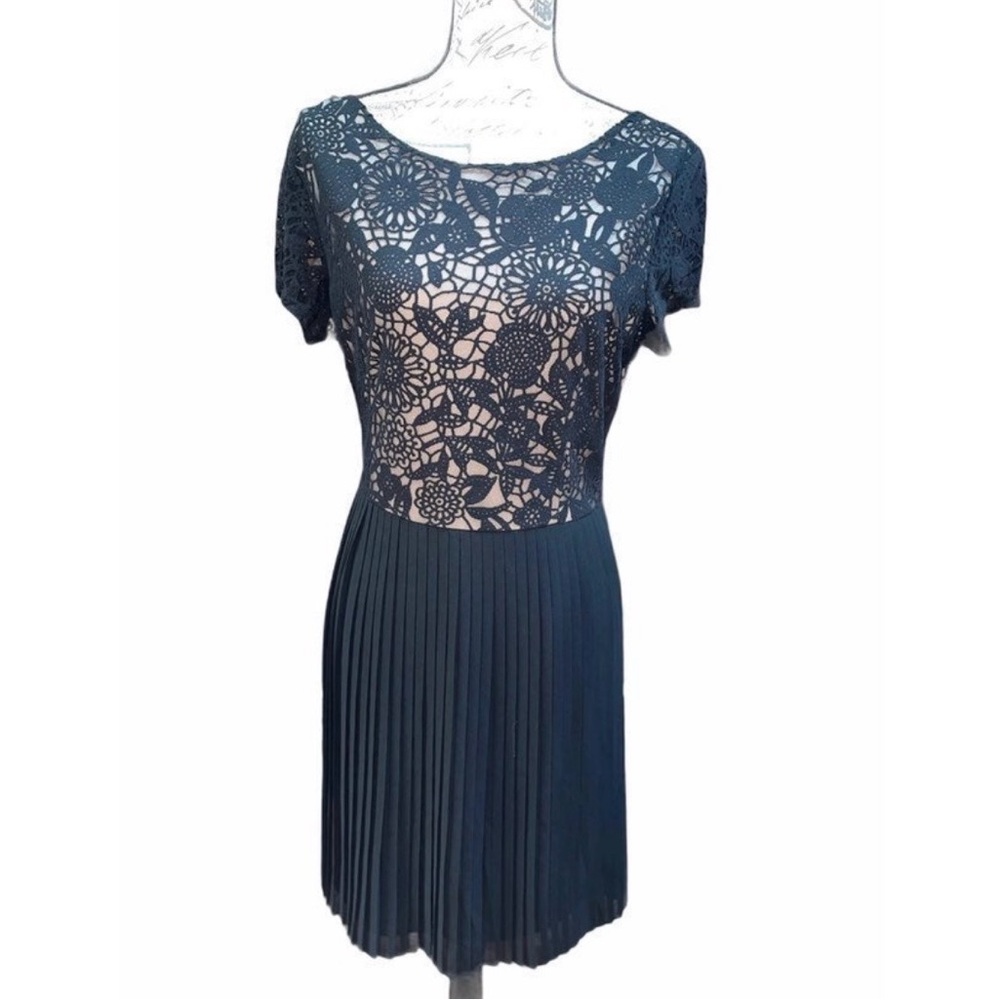 Women’s Black Lace Chiffon Flare Dress Size Large V-Back Pleated Skirt Elegant